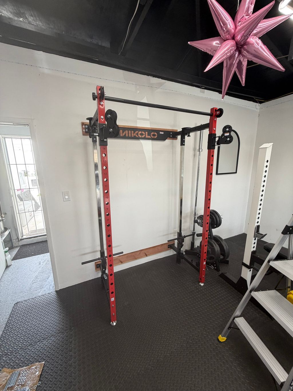 Wall-mounted MIKOLO gym rack assembled and securely anchored